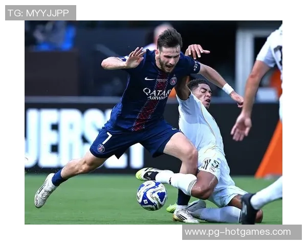 欧联杯精彩对决AC米兰与巴黎圣日耳曼战成平局神扑引发全场热烈反响